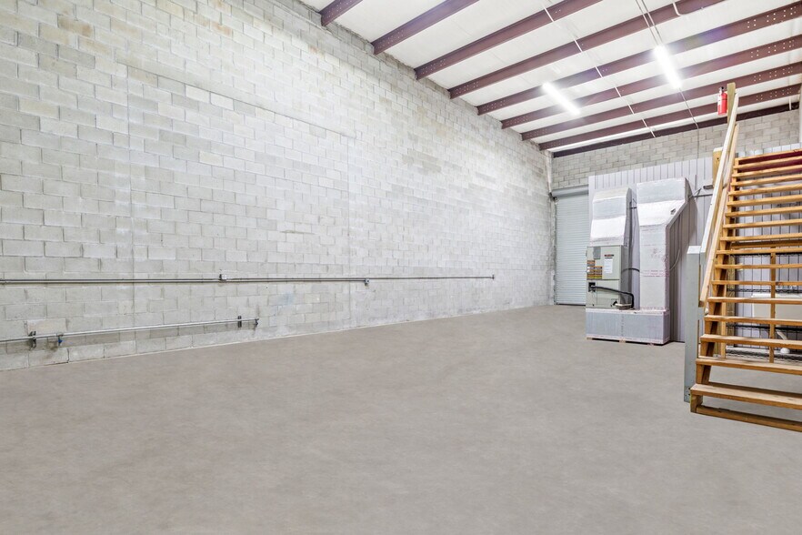 More Photos Of 7949 Atlantic Blvd, Jacksonville Light Distribution For Lease