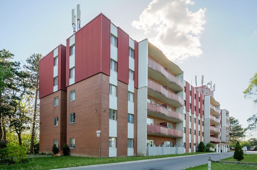 More Photos Of 2395 Homelands Dr, Mississauga Apartments For Sale