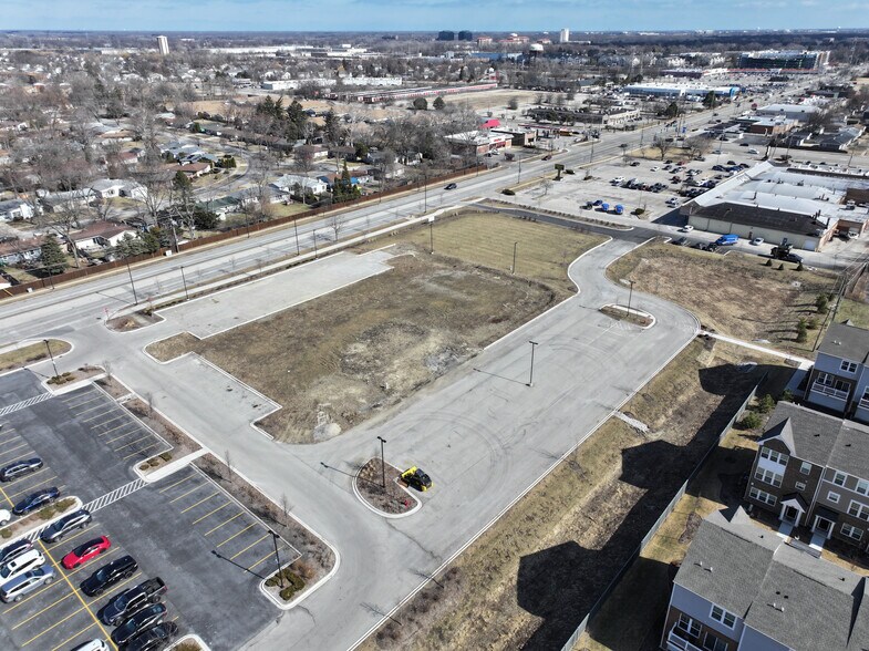 More Photos Of 899-903 W Dundee Rd, Wheeling Storefront For Lease