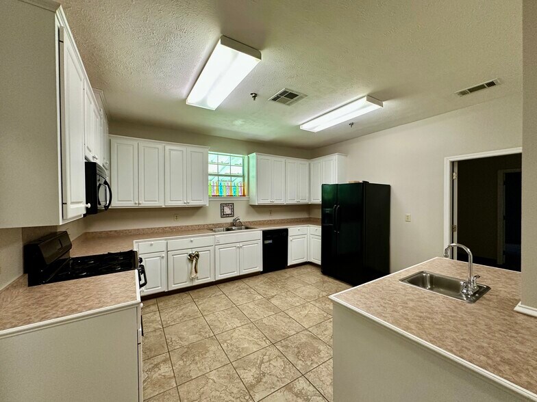 More Photos Of 807 Monroe St, Clinton Office For Sale
