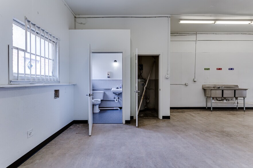 More Photos Of 824 Charnelton St, Eugene General Retail For Lease