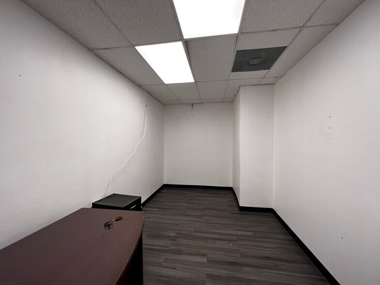 More Photos Of 5900-5904 Dewey St, Hollywood Light Distribution For Lease