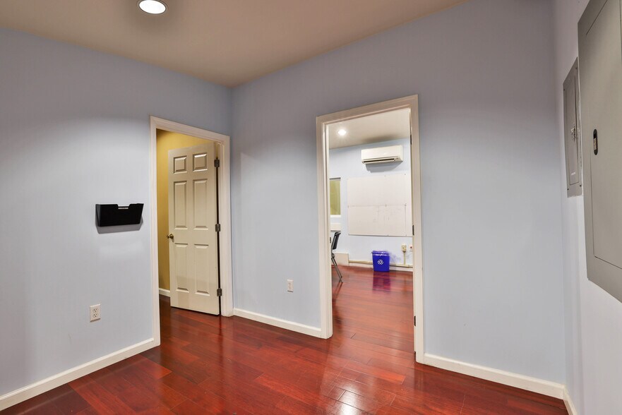More Photos Of 707 Douglas Ave, Oakland Manufacturing For Lease