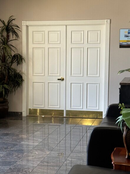 More Photos Of 12640 Hesperia Rd, Victorville Medical For Lease