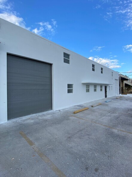 More Photos Of 1705-1707 W 32nd Pl, Hialeah Warehouse For Lease