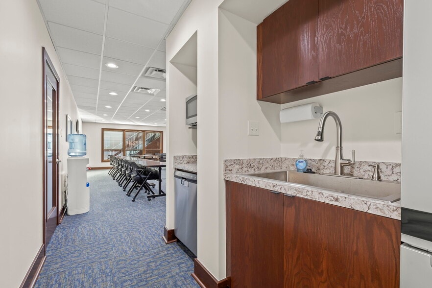 More Photos Of 73 E Wilson Bridge Rd, Worthington Office For Sale