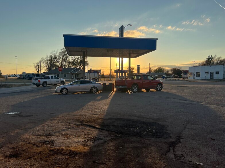 More Photos Of 524 S Main St, Newkirk Service Station For Sale