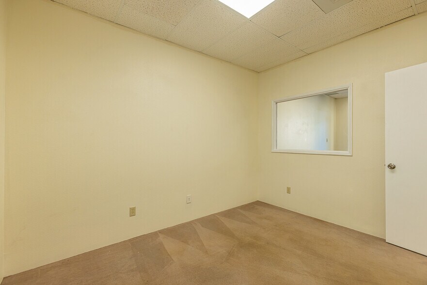 More Photos Of 300 Ohukai Rd, Kihei Showroom For Sale