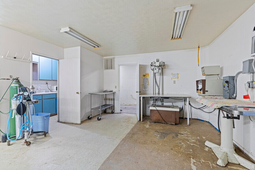 More Photos Of 245 N 7th St, Williams Light Distribution For Sale