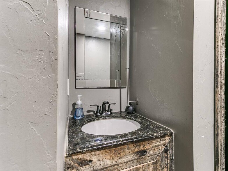 More Photos Of 6625 S Hiwassee Rd, Oklahoma City Showroom For Sale