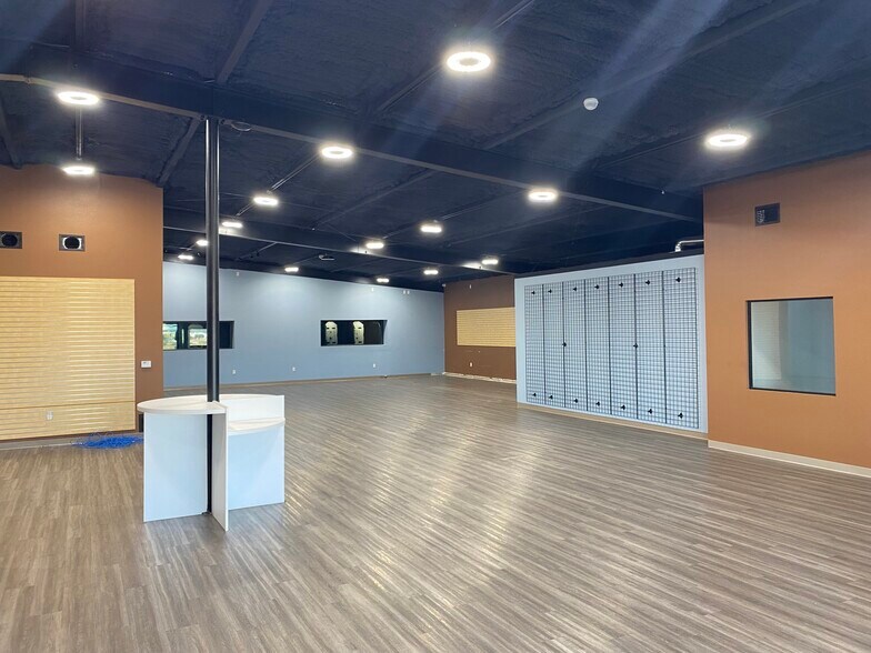 More Photos Of 5040 S Loop 340, Robinson Storefront Retail Office For Sale