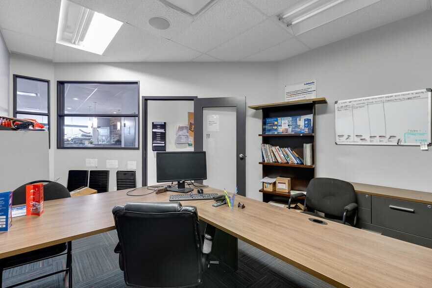More Photos Of 150 Boul Saint-Martin O, Laval Light Distribution For Lease