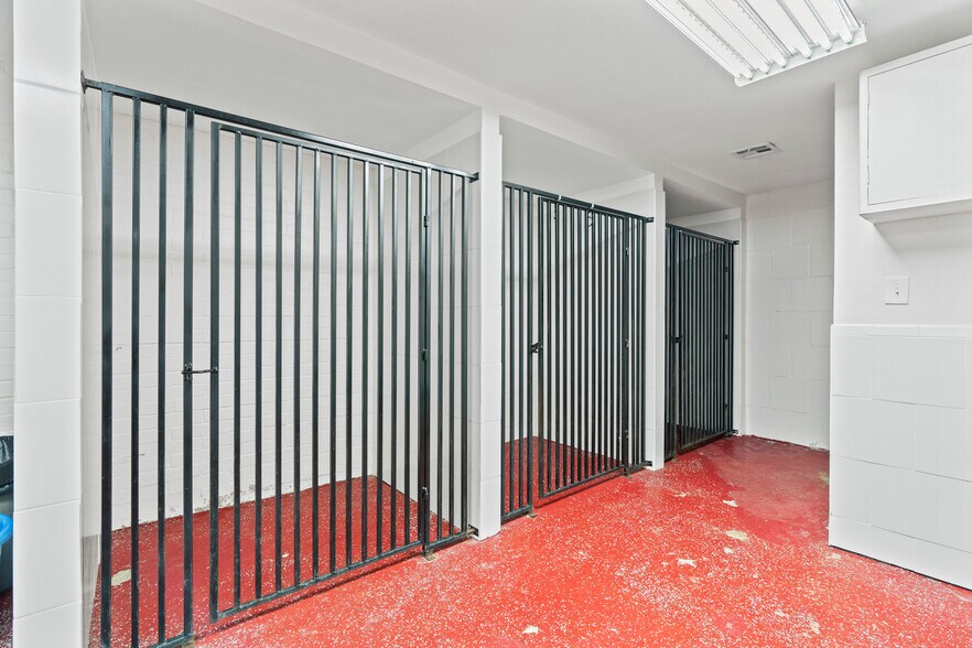 More Photos Of 1404 S B St, Henryetta Veterinarian Kennel For Sale