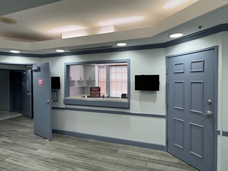 More Photos Of 130 9th St N, Naples Office For Sale