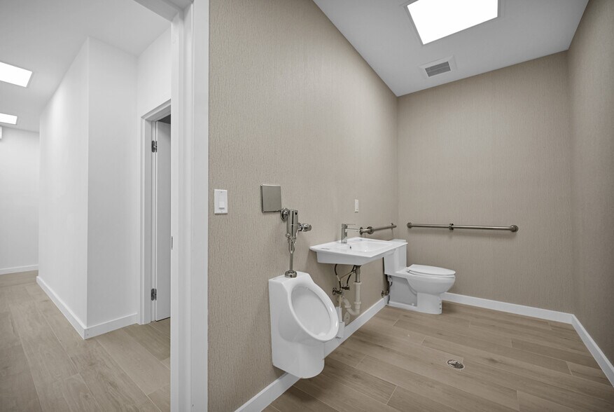 More Photos Of 221 NE 67th St, Miami Warehouse For Sale