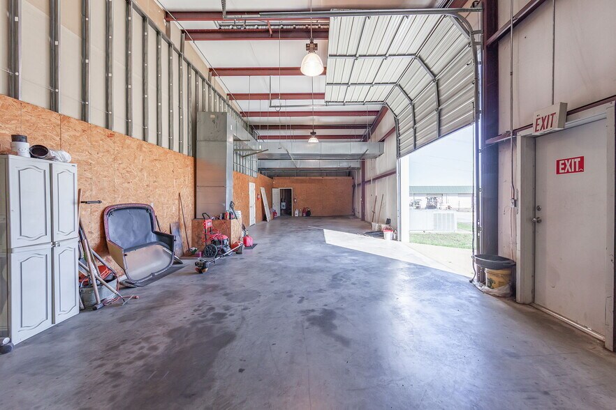 More Photos Of 39 N Madison Dr, Humboldt Showroom For Sale