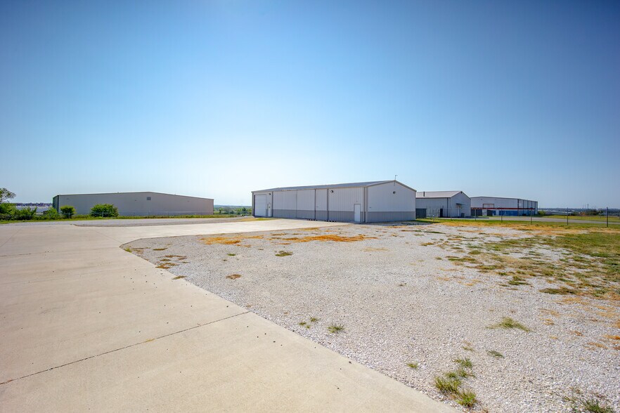 More Photos Of 7811 Kickapoo Ave, Shawnee Warehouse For Lease