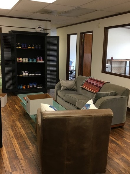 More Photos Of 10116-10120 Riverside Dr, Toluca Lake Office For Sale