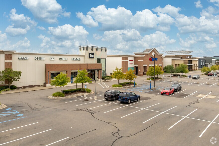 More Photos Of 662-868 E Big Beaver Rd, Troy Storefront For Lease