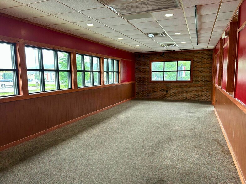 More Photos Of 648 S Neosho Blvd, Neosho Restaurant For Lease