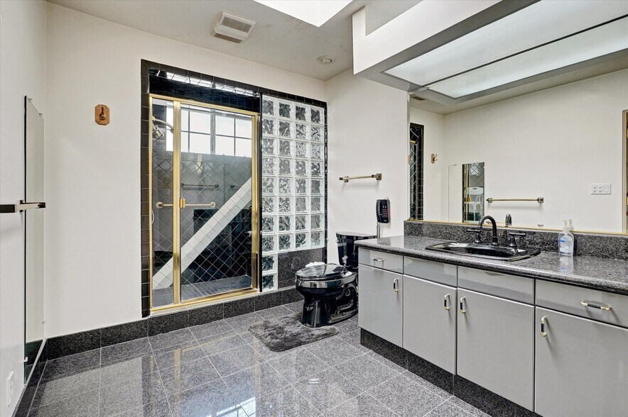 More Photos Of 4623 Hayvenhurst Ave, Encino Apartments For Sale