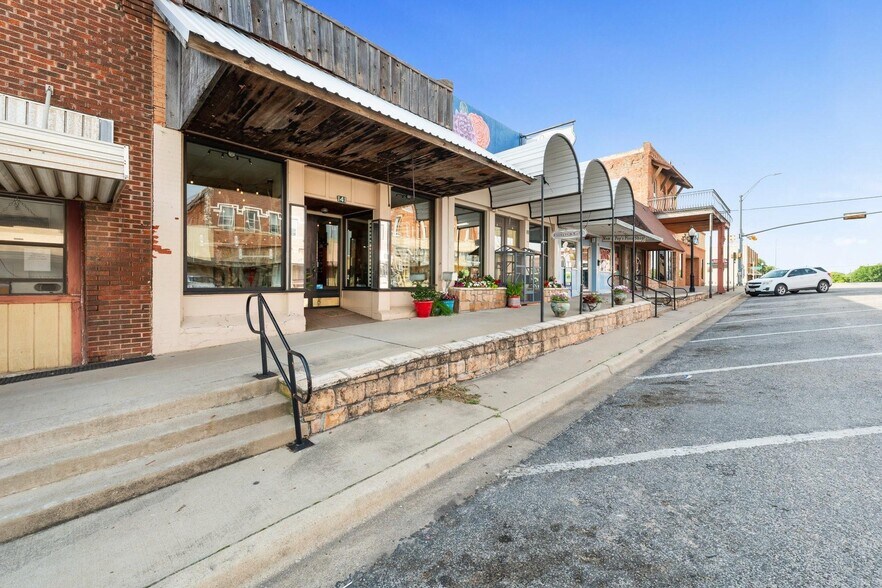 More Photos Of 133 N Texas St, De Leon Storefront For Sale