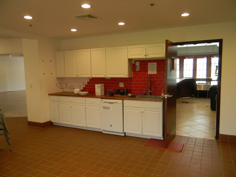More Photos Of 195 Russell St, Hadley Medical For Lease