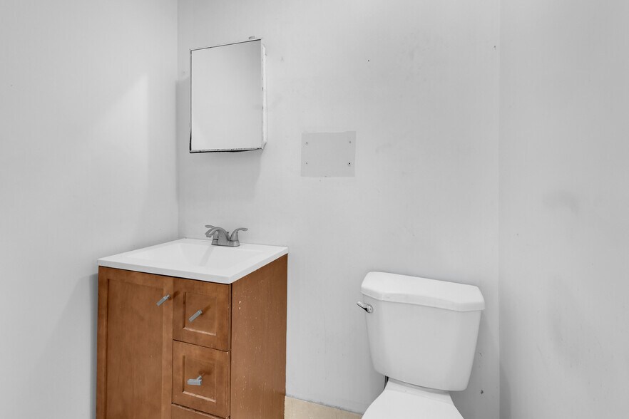 More Photos Of 4725 E 10th Ave, Hialeah Service For Lease