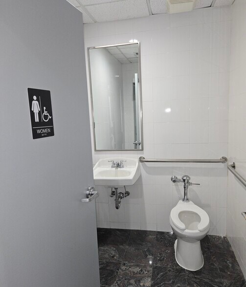 More Photos Of 17717 150th Ave, Jamaica Office For Sale