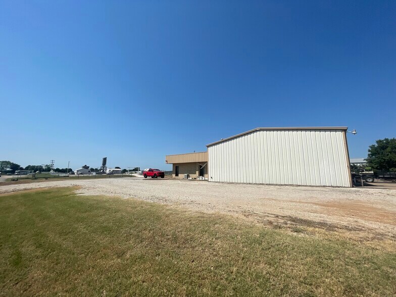 More Photos Of 1315 Caddo St, Cleveland Industrial For Sale