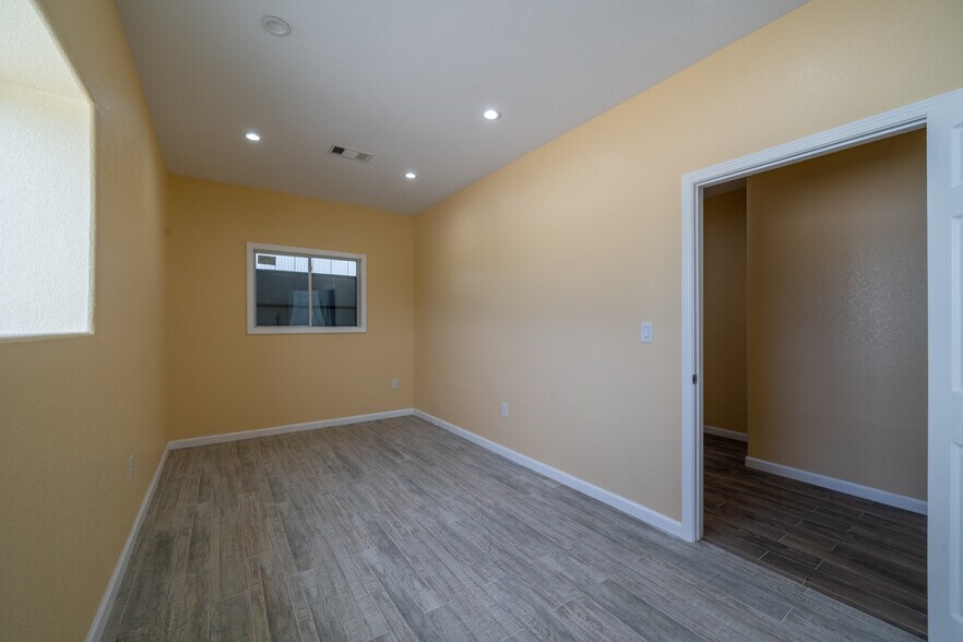 More Photos Of 6424 Queenston Blvd, Houston Light Distribution For Sale