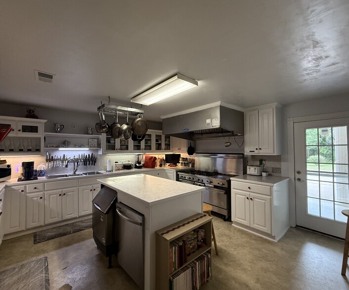 More Photos Of 3144 Riverbend Rd, Heber Springs Hotel For Sale