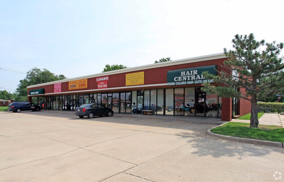 More Photos Of 300-328 N Broadway St, Moore Storefront For Lease