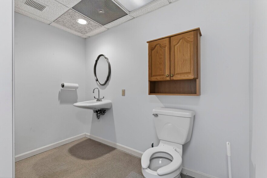 More Photos Of 24 Stickney Ter, Hampton Office For Sale