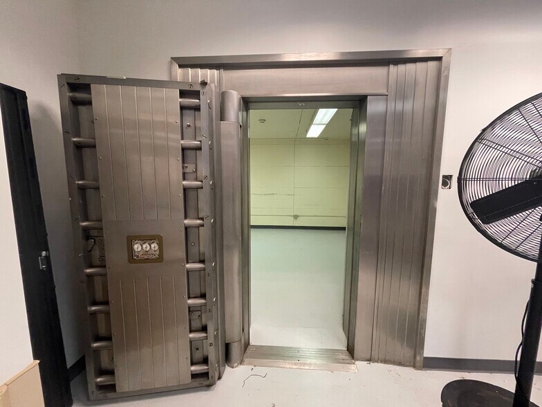 More Photos Of 633 Wayne Ave, Dayton Freestanding For Sale