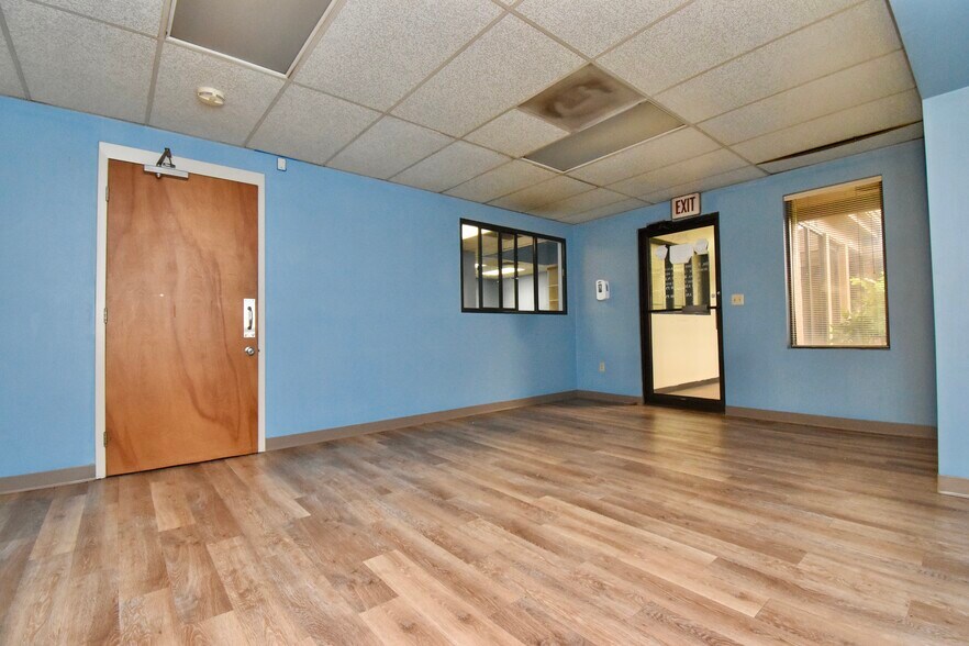 More Photos Of 810 Newman Dr, Helena Office For Sale