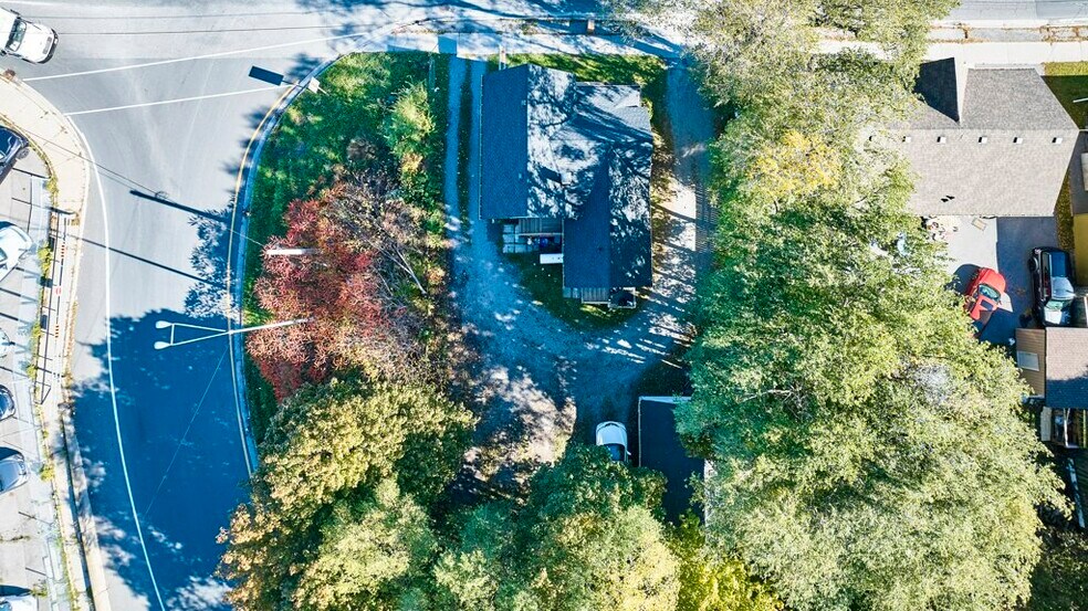 More Photos Of 562 Simcoe St S, Oshawa Storefront For Sale