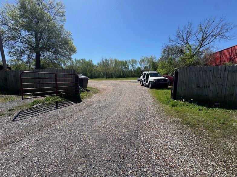More Photos Of 14901 E Us Highway 40, Kansas City Auto Repair For Sale