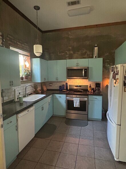 More Photos Of 316 Main St st, Seadrift Light Manufacturing For Sale