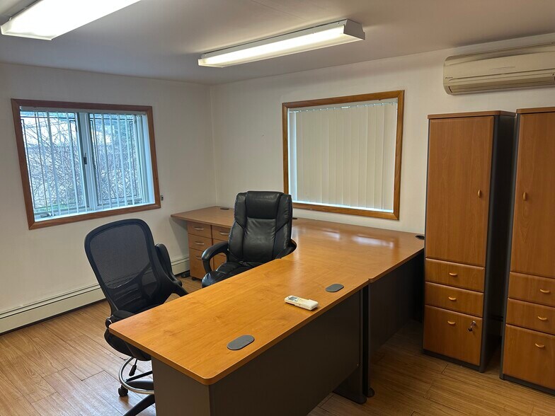 More Photos Of 180 Sargeant Ave, Clifton Warehouse For Lease