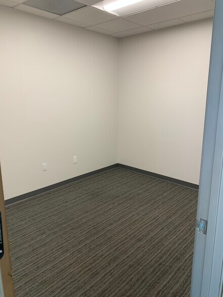 More Photos Of 9220-9268 1/2 Hall Rd, Downey Manufacturing For Lease