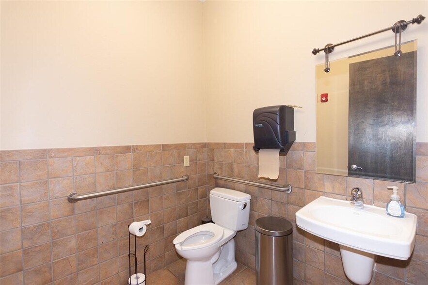 More Photos Of 5900 Southwest Pky, Austin Medical For Lease