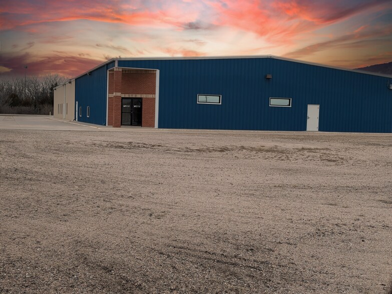 More Photos Of 1302 N Grand St, Hutchinson Flex For Lease