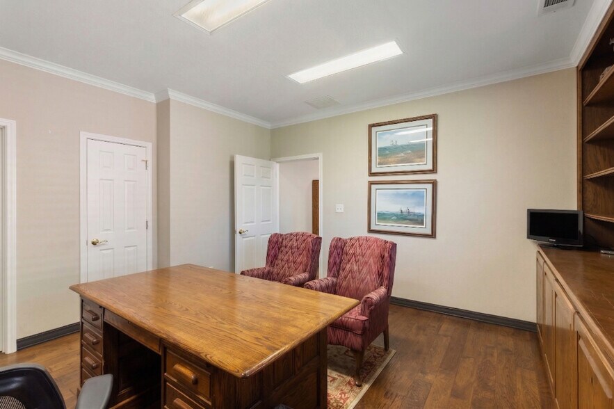More Photos Of 3330 Longmire Dr, College Station Office For Sale