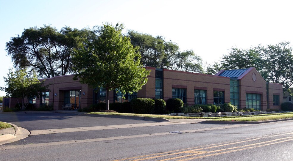 More Photos Of 661-671 E Calhoun St, Woodstock Office For Sale