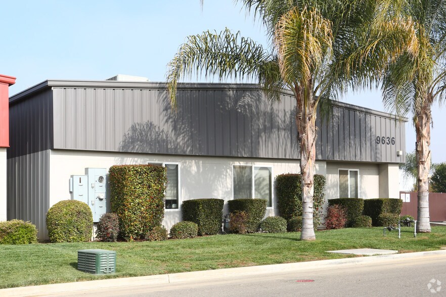 More Photos Of 9636 W Grove Ave, Visalia Showroom For Lease