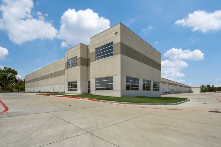 Primary Photo Of 804 W Shady Grove Rd, Grand Prairie Distribution For Lease