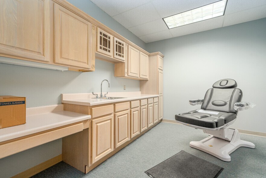 More Photos Of 1851 Douglas Rd, Montgomery Medical For Sale