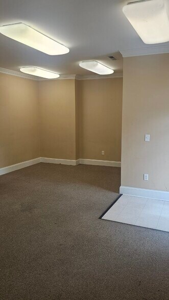 More Photos Of 717 Rosanne Dr, Kinston Medical For Lease