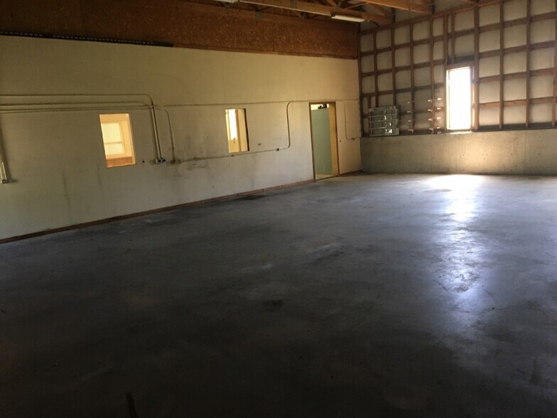 More Photos Of 1485 Foster Ln, Clarkston Industrial For Lease